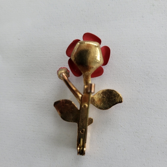 Vintage gold-tone metal red rose flower brooch pin. - Picture 3 of 3